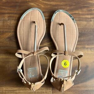 Dolce Vita Belle Tan w/ Silver Accents Flat Sandal women’s Size 9